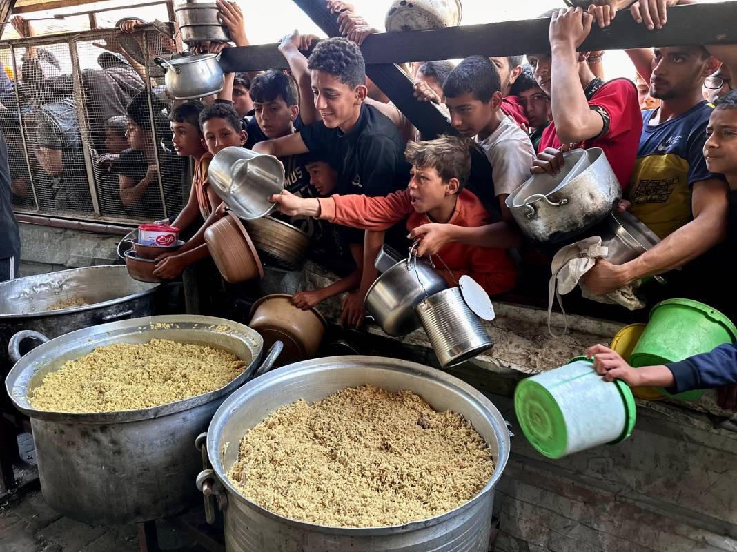 Bir kap sıcak yemek için kuyrukta bekliyorlar. Gazze’de insani kriz büyüyor 3